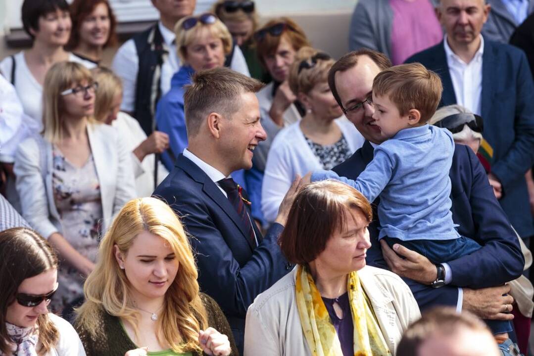 S. Daukanto aikštėje - iškilminga valstybės vėliavų pakėlimo ceremonija