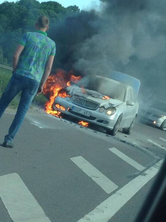 Užsidegė automobilis