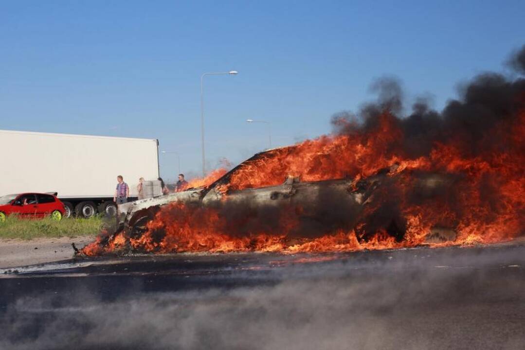 Užsidegė automobilis