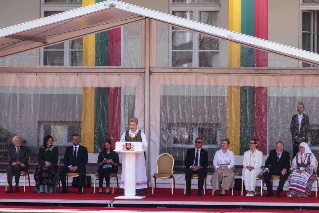 S. Daukanto aikštėje - iškilminga valstybės vėliavų pakėlimo ceremonija