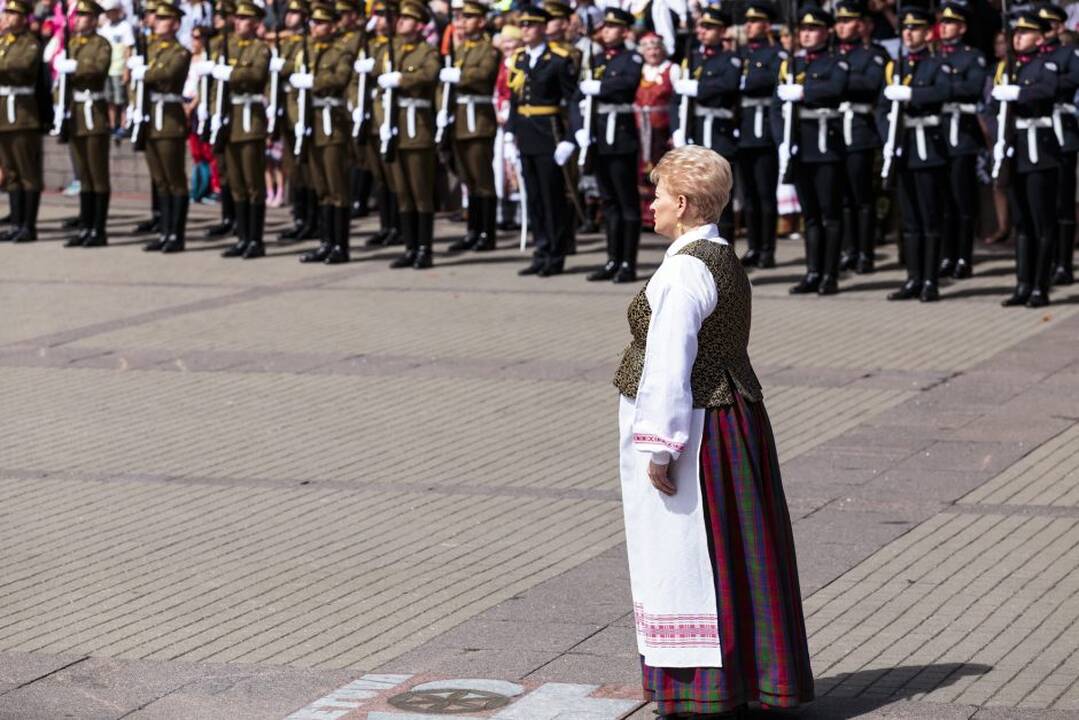 S. Daukanto aikštėje - iškilminga valstybės vėliavų pakėlimo ceremonija