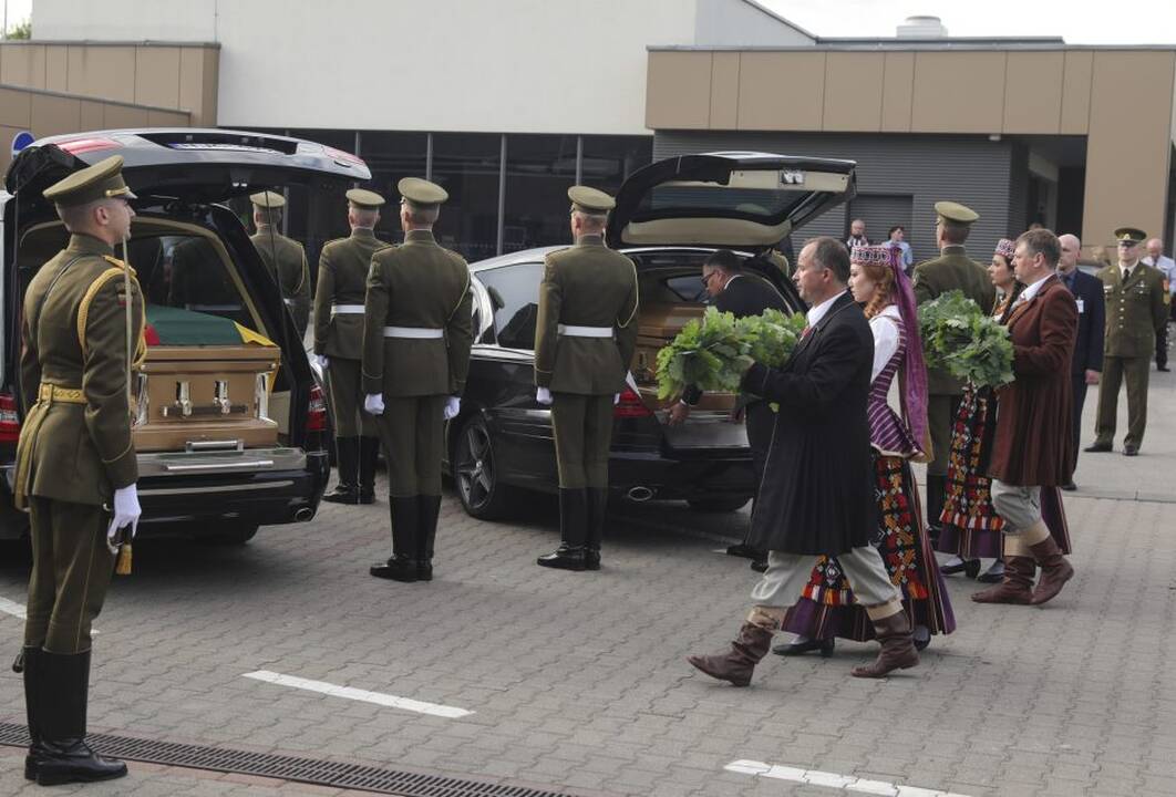 Į Lietuvą sugrįžo Biržiškų šeimos palaikai