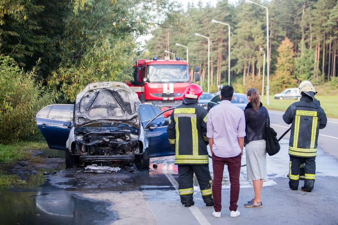 Užsidegė automobilis