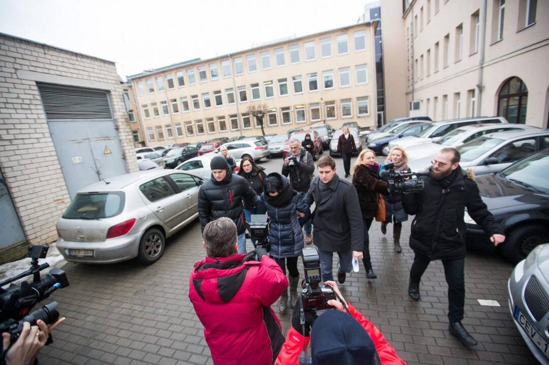 Į teismą atvesti vaiką nužudę įtariamieji