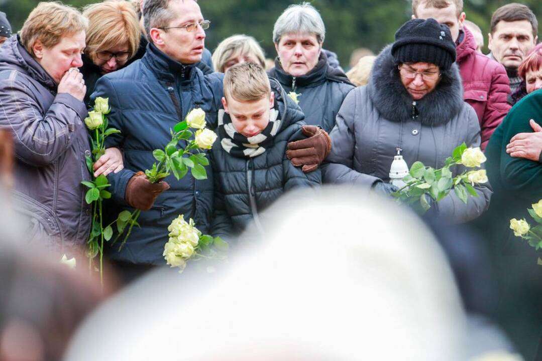 Nužudyto berniuko laidotuvės Baisogaloje