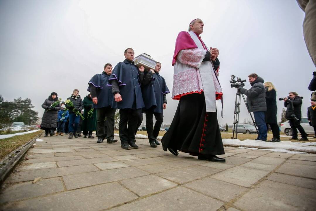 Nužudyto berniuko laidotuvės Baisogaloje