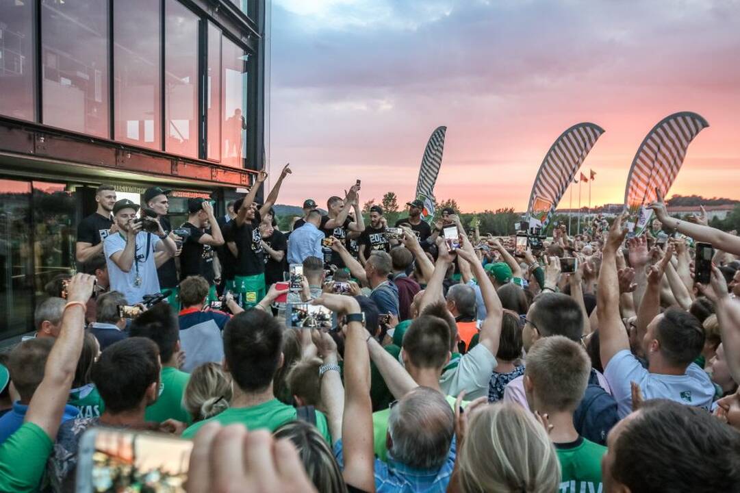 „Žalgiris“ kartu su aistruoliais švenčia pergalę
