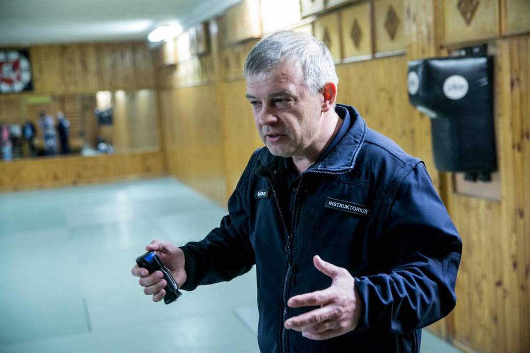 Kauno pareigūnai žurnalistus mokė savigynos