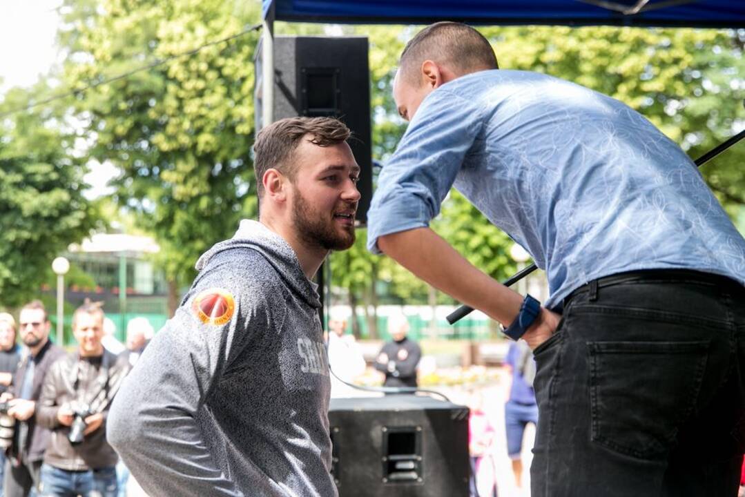 Protesto akcija „Kabinu sportbatį ant vinies 2018“