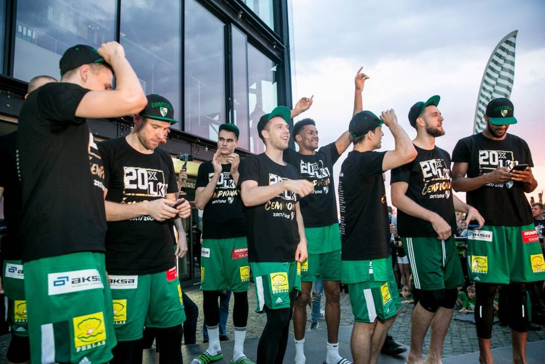 „Žalgiris“ kartu su aistruoliais švenčia pergalę