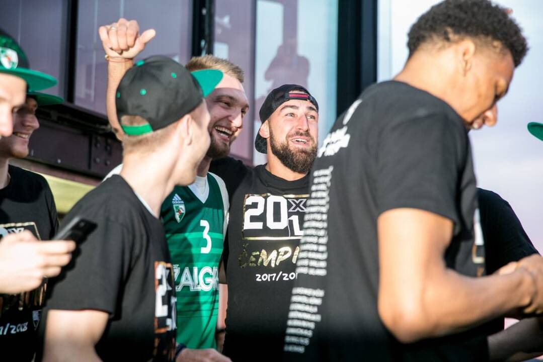 „Žalgiris“ kartu su aistruoliais švenčia pergalę