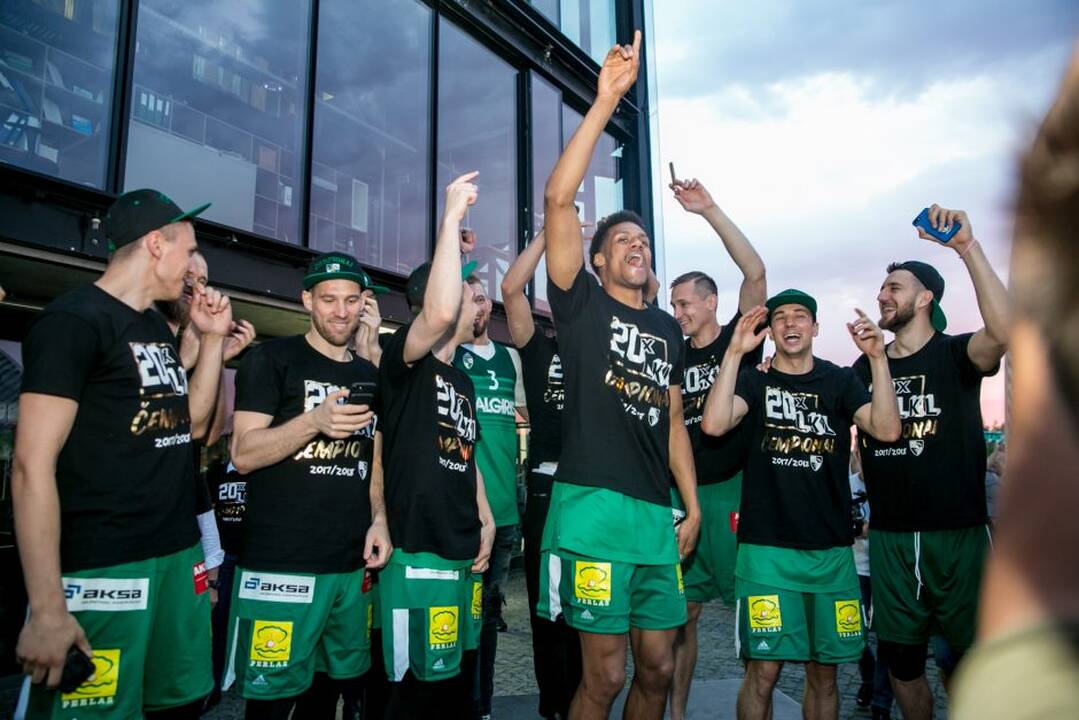 „Žalgiris“ kartu su aistruoliais švenčia pergalę