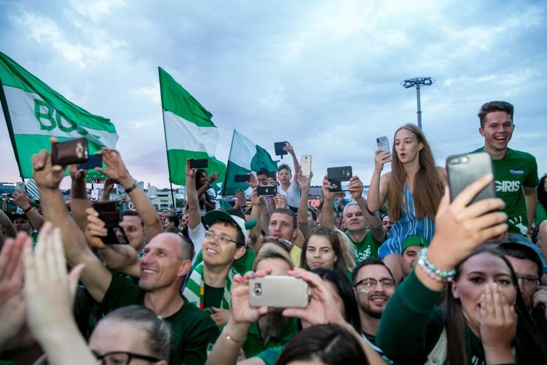 „Žalgiris“ kartu su aistruoliais švenčia pergalę