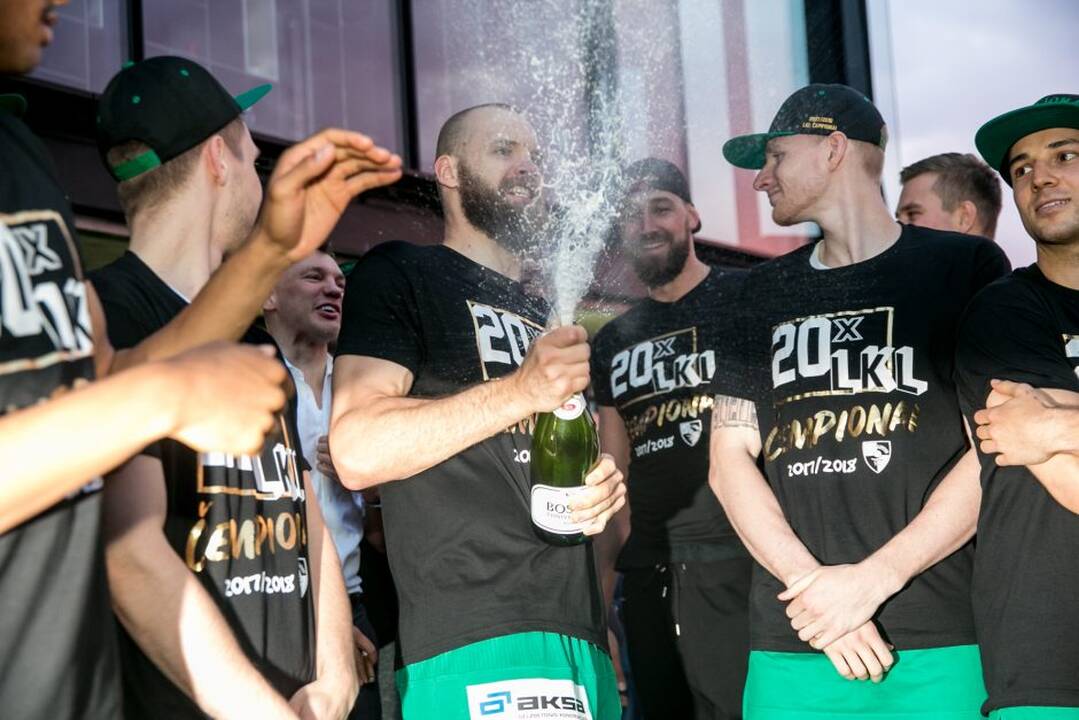 „Žalgiris“ kartu su aistruoliais švenčia pergalę