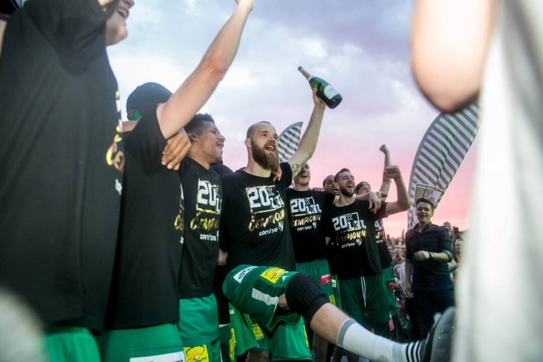 „Žalgiris“ kartu su aistruoliais švenčia pergalę