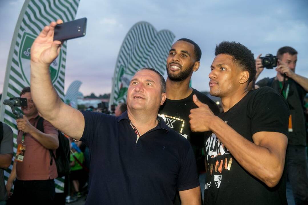 „Žalgiris“ kartu su aistruoliais švenčia pergalę