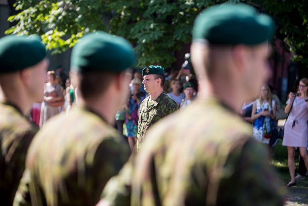 Istorinės Prezidentūros kiemelyje prisiekė leitenantai