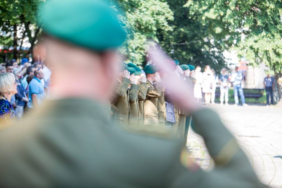Istorinės Prezidentūros kiemelyje prisiekė leitenantai