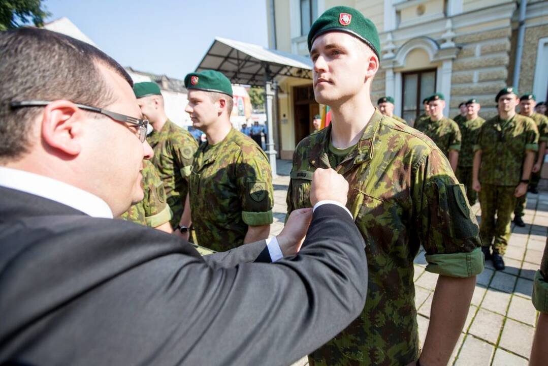 Istorinės Prezidentūros kiemelyje prisiekė leitenantai