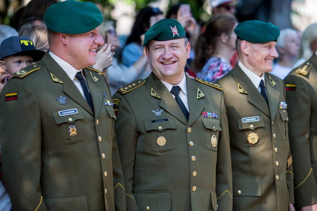 Istorinės Prezidentūros kiemelyje prisiekė leitenantai