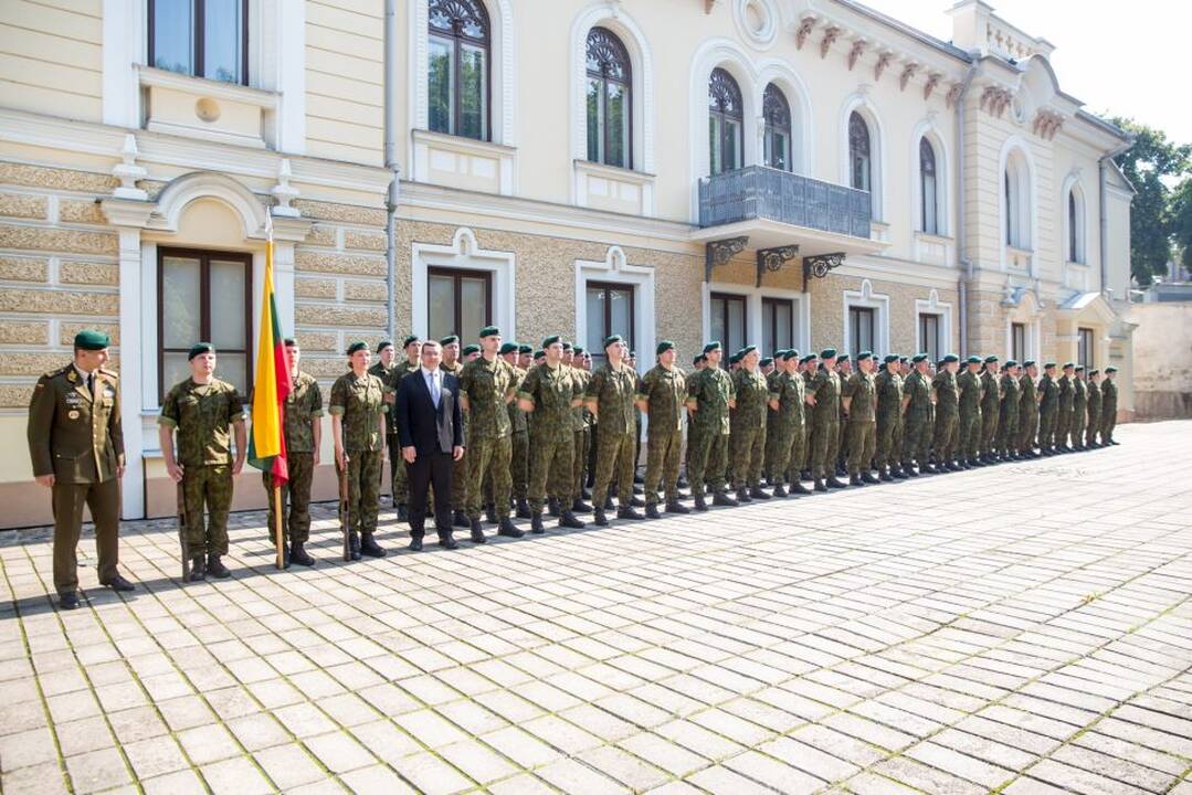 Istorinės Prezidentūros kiemelyje prisiekė leitenantai