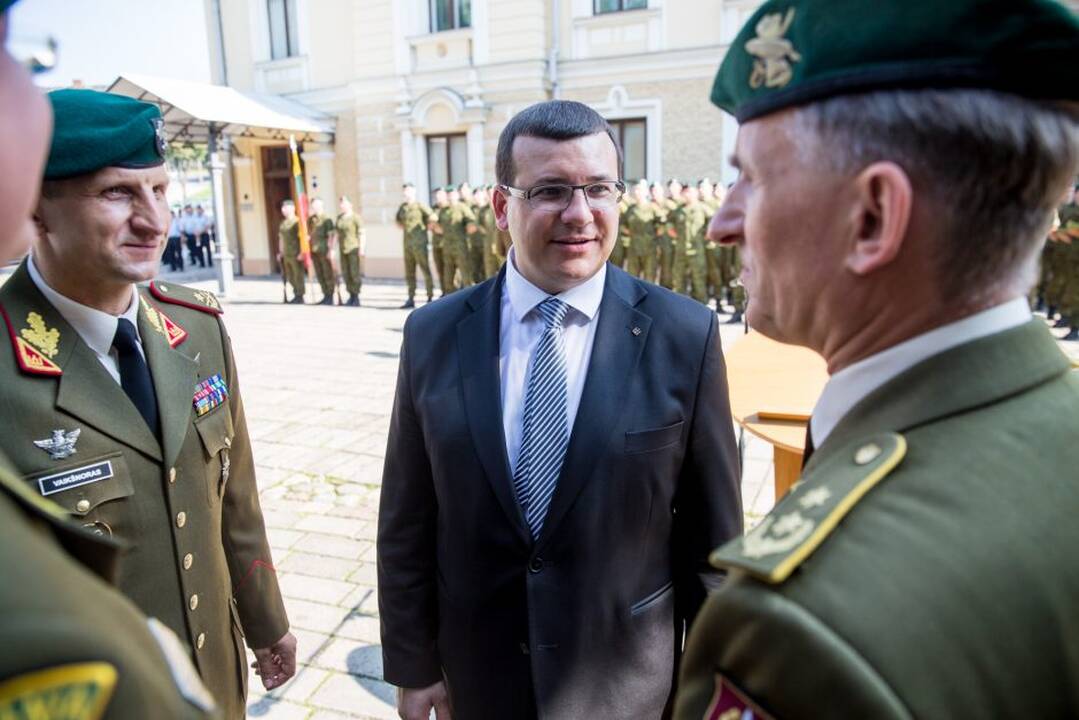 Istorinės Prezidentūros kiemelyje prisiekė leitenantai
