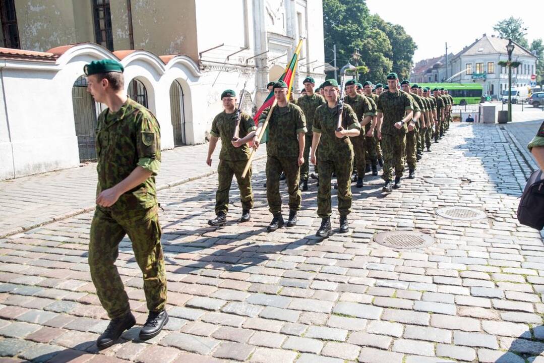 Istorinės Prezidentūros kiemelyje prisiekė leitenantai