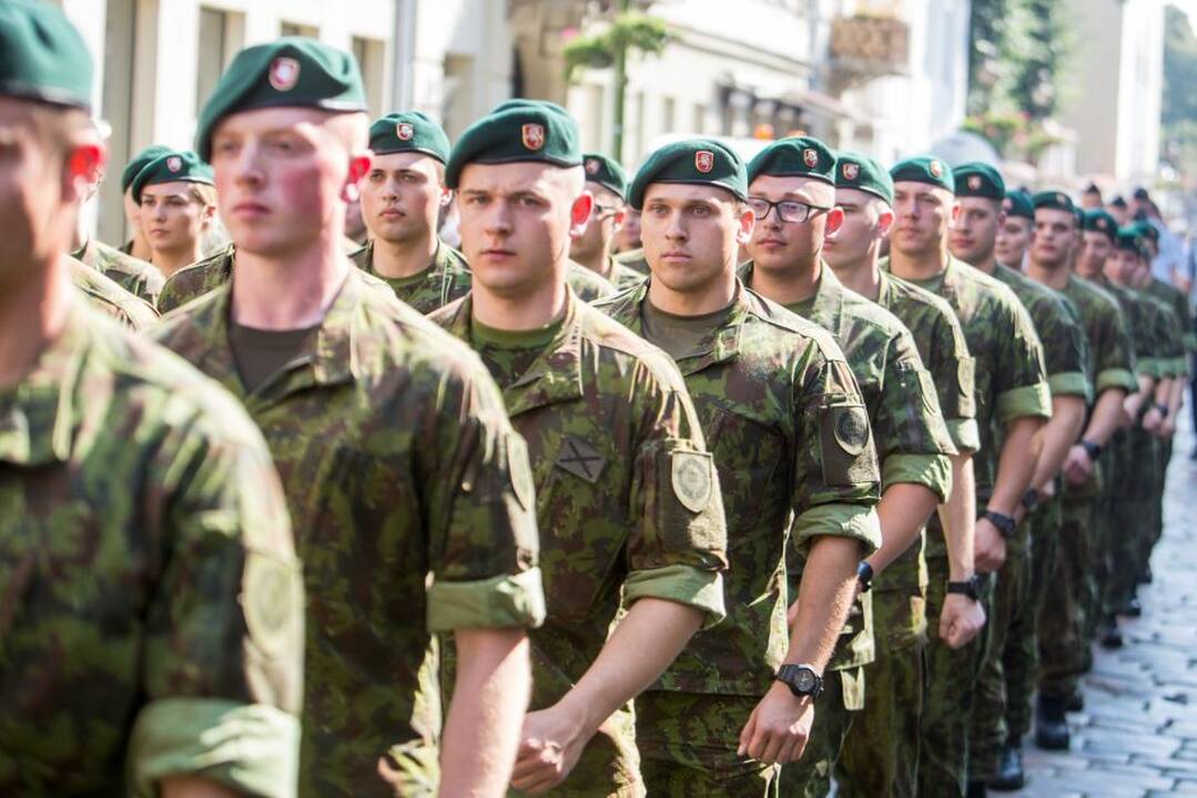 Istorinės Prezidentūros kiemelyje prisiekė leitenantai