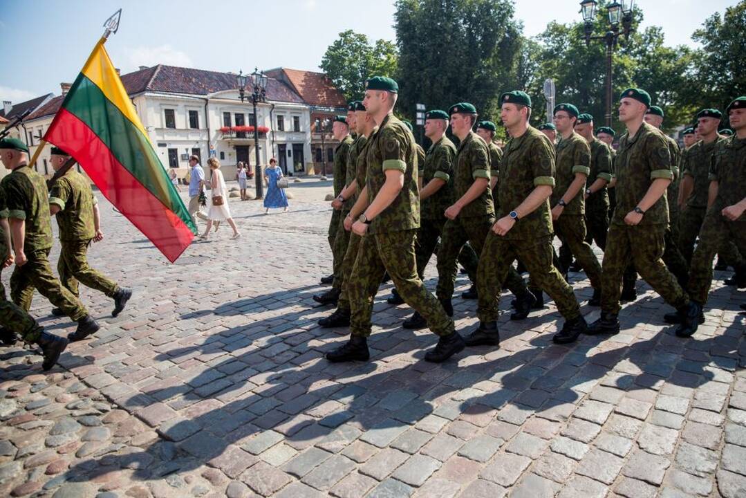 Istorinės Prezidentūros kiemelyje prisiekė leitenantai