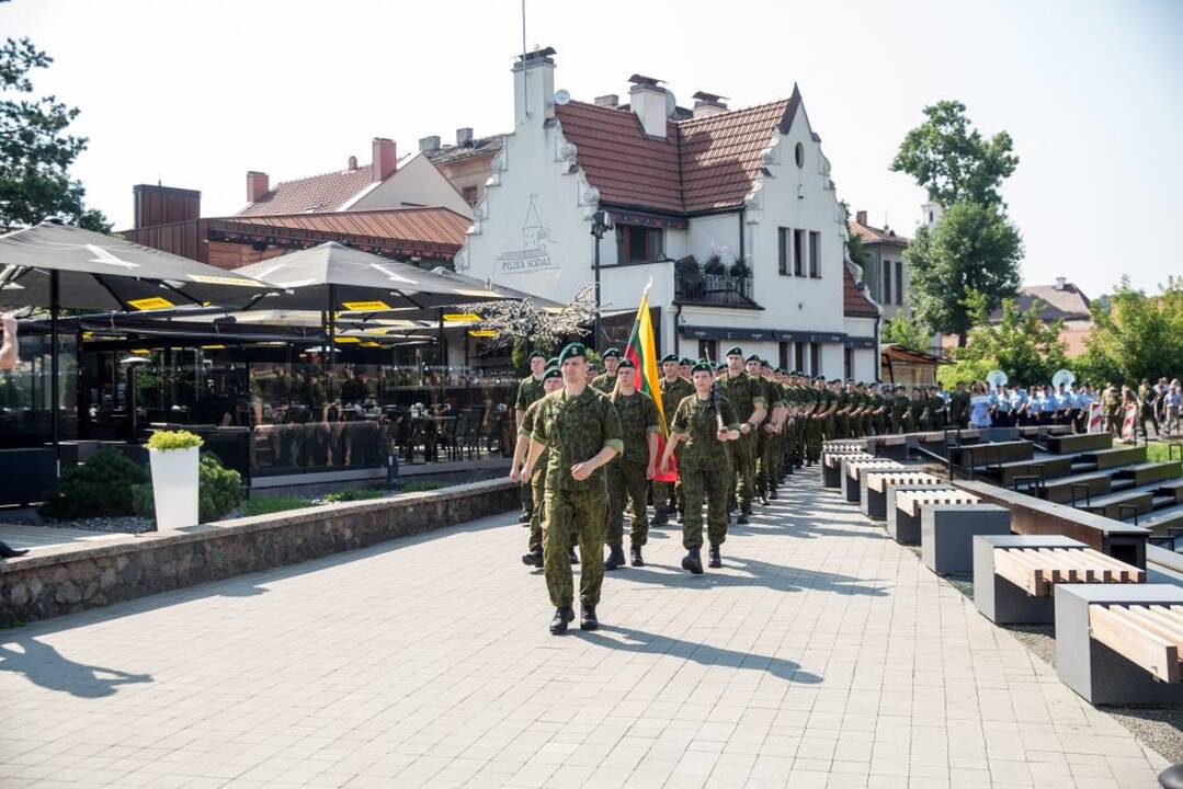Istorinės Prezidentūros kiemelyje prisiekė leitenantai