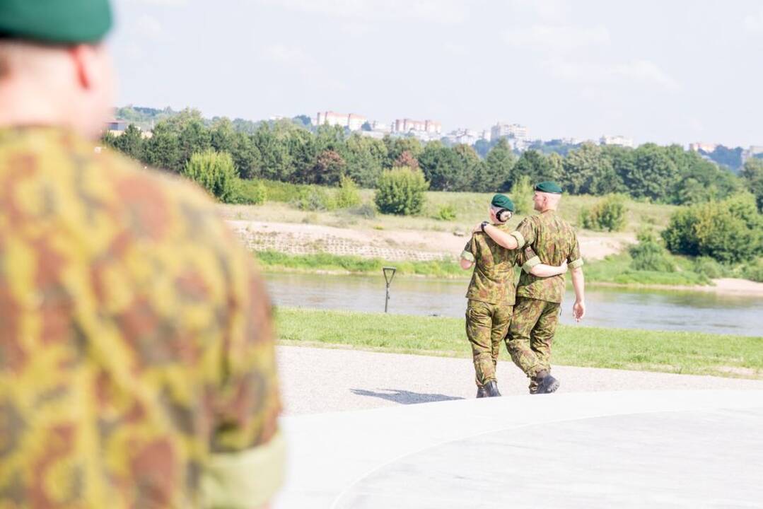 Istorinės Prezidentūros kiemelyje prisiekė leitenantai