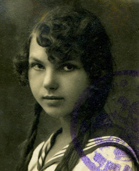 [1933 m. Lietuvos kino teatrų tarnautojų baliuje išrinkta Kauno kino teatrų tarnautojų mis Elena Matulevičiūtė, „Kapitol“ kino teatro kasininkė].