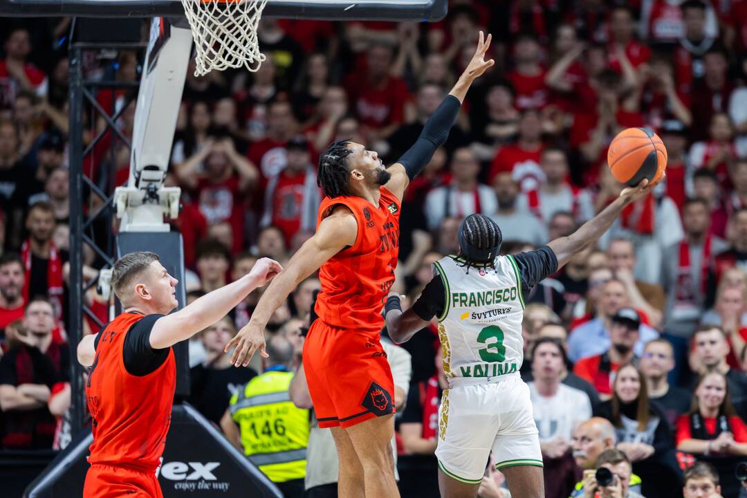 Ketvirtosios LKL finalo rungtynės: Vilniaus „Rytas“ – Kauno „Žalgiris“.