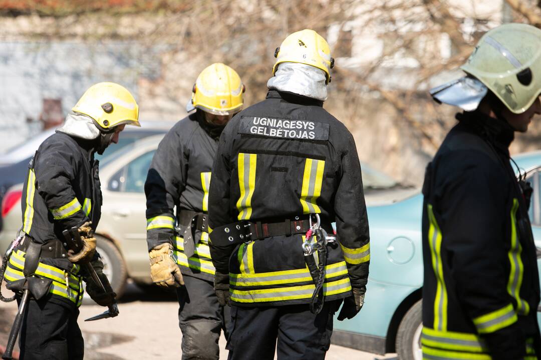 Gaisras Kaune: namo šeimininkas apdegė kojas