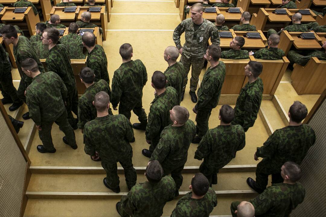 Valstybė savo lėšomis mokės už šauktinių sveikatos draudimą