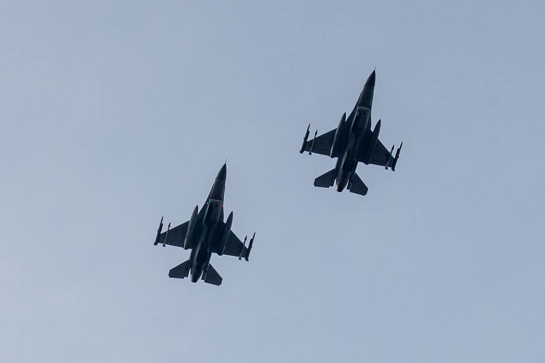 NATO naikintuvai tris kartus kilo atpažinti ir palydėti Rusijos orlaivių