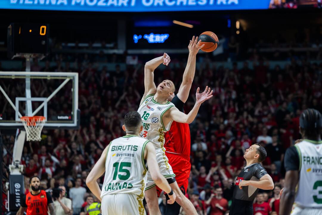 Ketvirtosios LKL finalo rungtynės: Vilniaus „Rytas“ – Kauno „Žalgiris“.