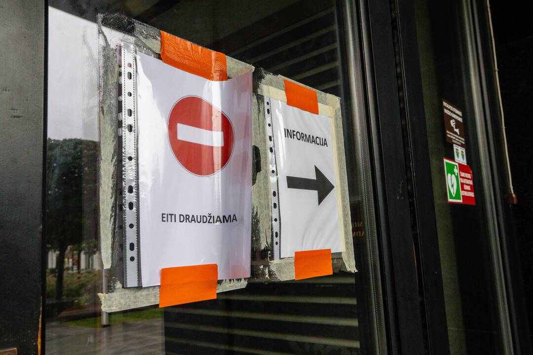 Remontuojamas Kauno savivaldybės pastato pagrindinis įėjimas
