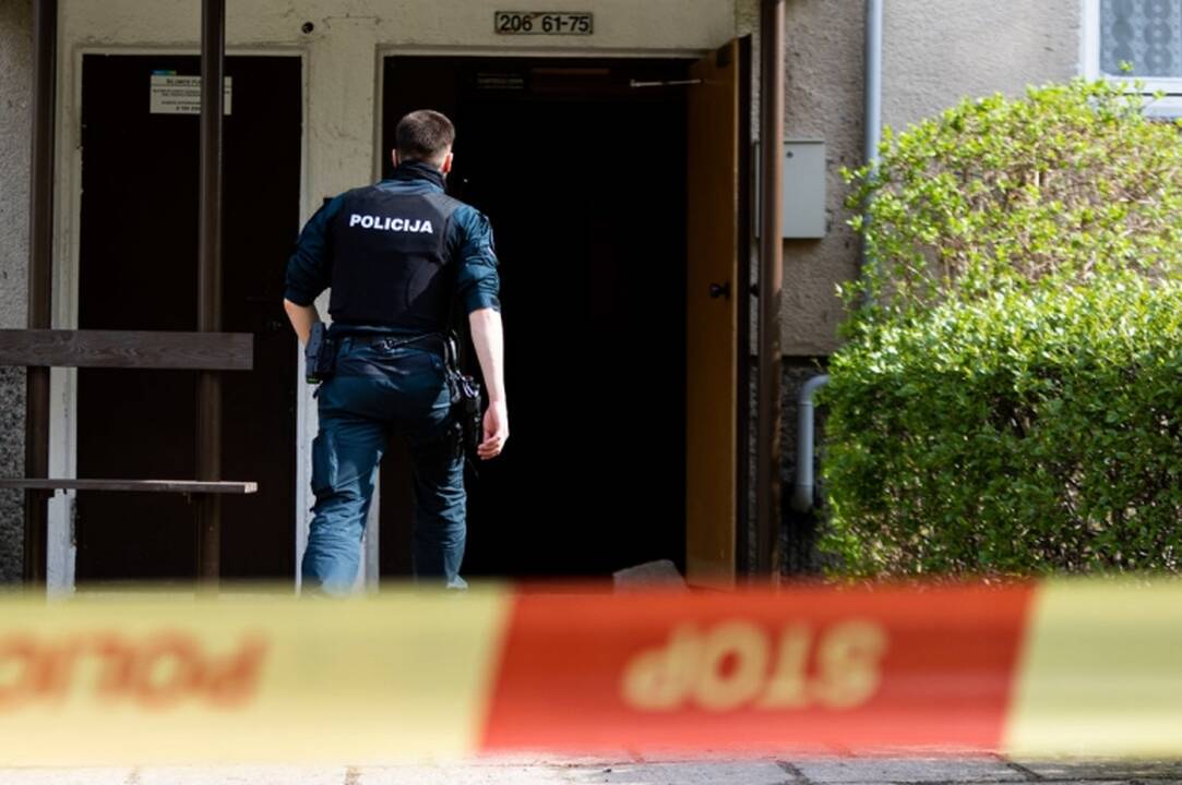 Policija prie daugiabučio