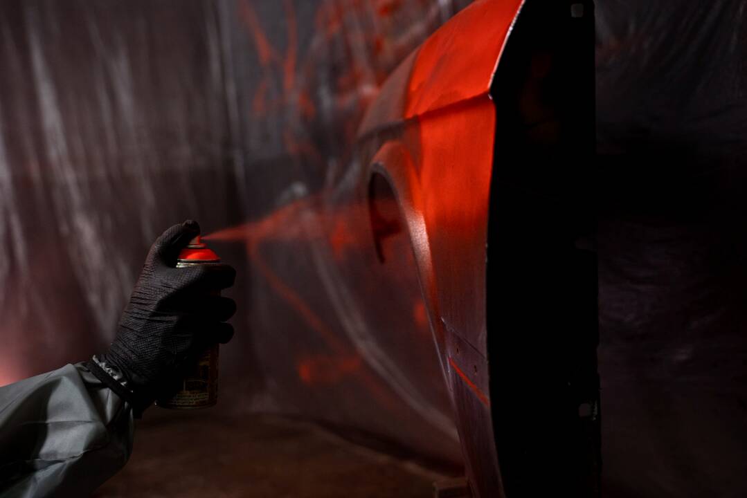 Utenos rajone – vandalizmo aktas: dažais išpurkšti ir apdaužyti devyni automobiliai