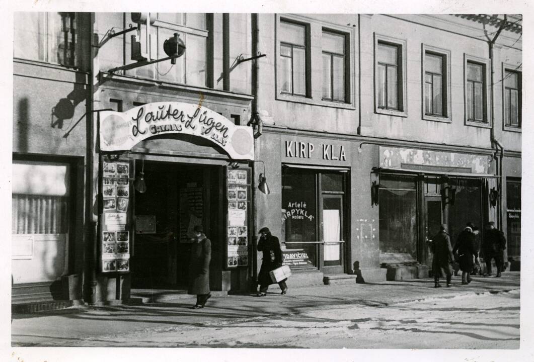 Ki­no teat­ro „Ka­pi­tol“ išo­rė. 1941–1942.