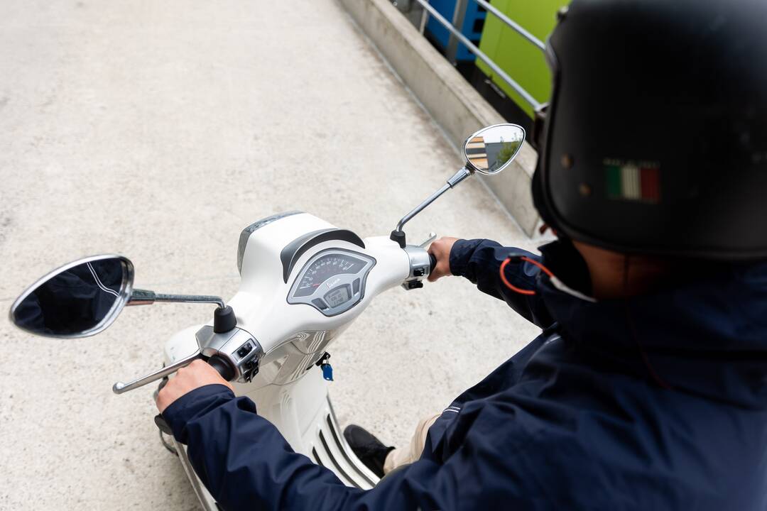 Vilniaus rajone į sunkvežimį atsitrenkus motociklui, nukentėjo mažametis ir paauglys