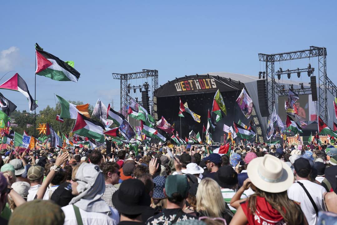 JK pradėjo baudžiamąjį tyrimą dėl „Kneecap“ ir „Bob Vylan“ pasirodymų Glastonberio festivalyje
