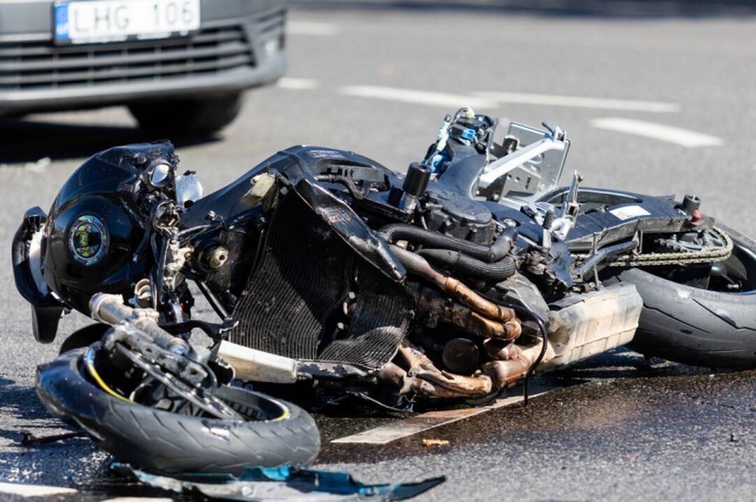 Panevėžio rajone susidūrus automobiliui ir motociklui, šiuo važiavę du žmonės sunkiai sužeisti