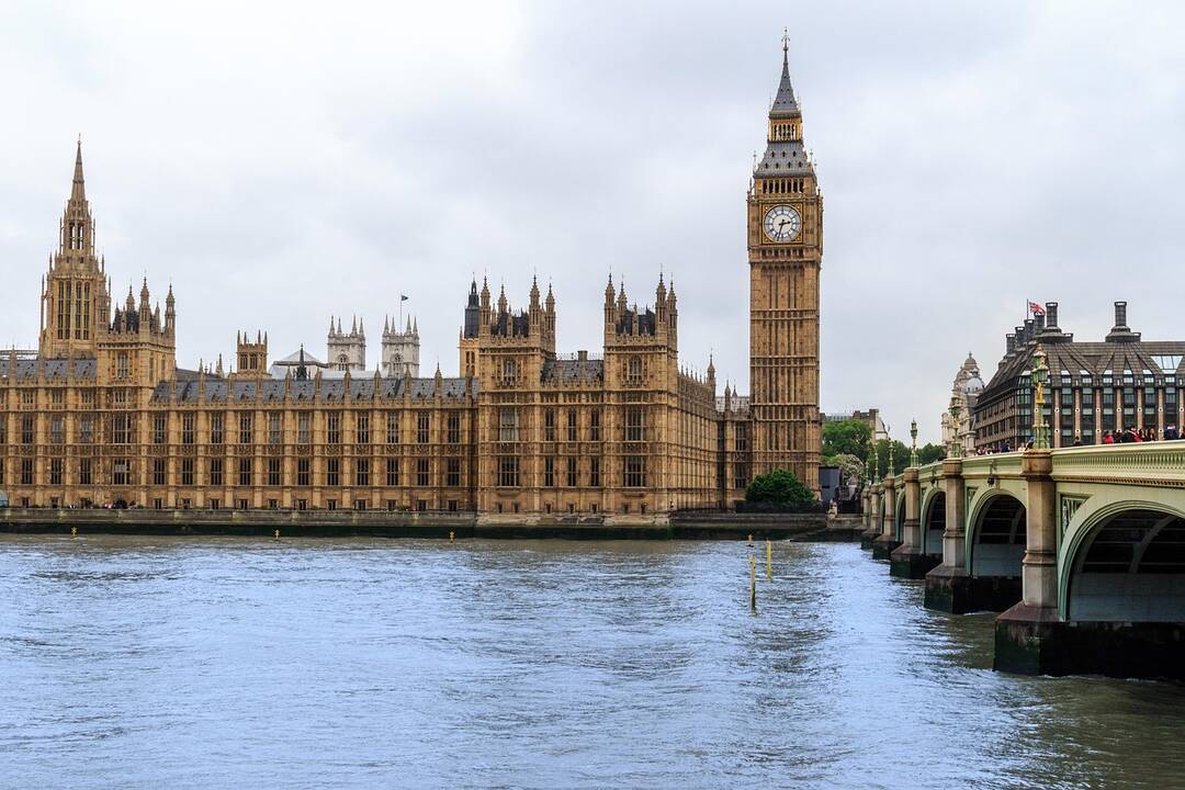 Londonas įvedė naujas sankcijas Rusijos šešėliniam laivynui