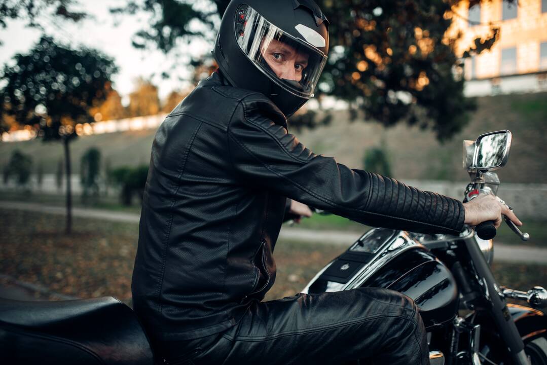 Pareigūnai persekiojo motociklininką: chuliganiškai vairavo, atsitrenkė į policijos automobilį