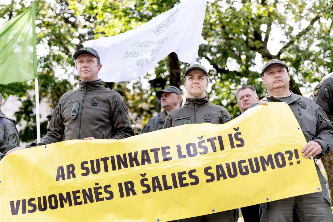 pareigūnai, pareigūnų algos, pareigūnų piketas