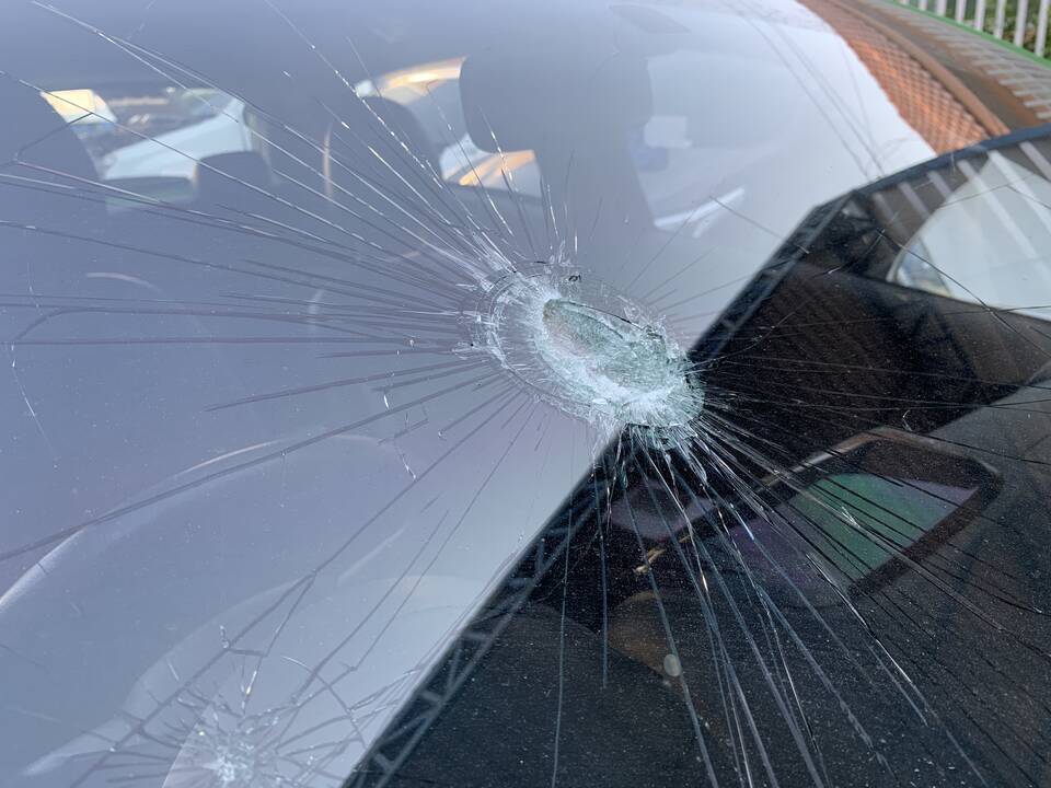 Moteris užpuolė automobilyje miegojusį vyrą: išdaužė langą, trenkė į galvą ir dar apiplėšė