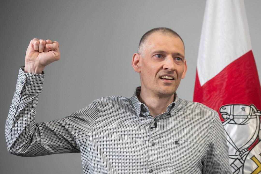 Tęs: „Noriu kreiptis į visus baltarusius. Jeigu jūs laukiate ženklo – štai ženklas“, – iškėlęs kovos ženklą – kumštį – sakė S. Cichanouskis.