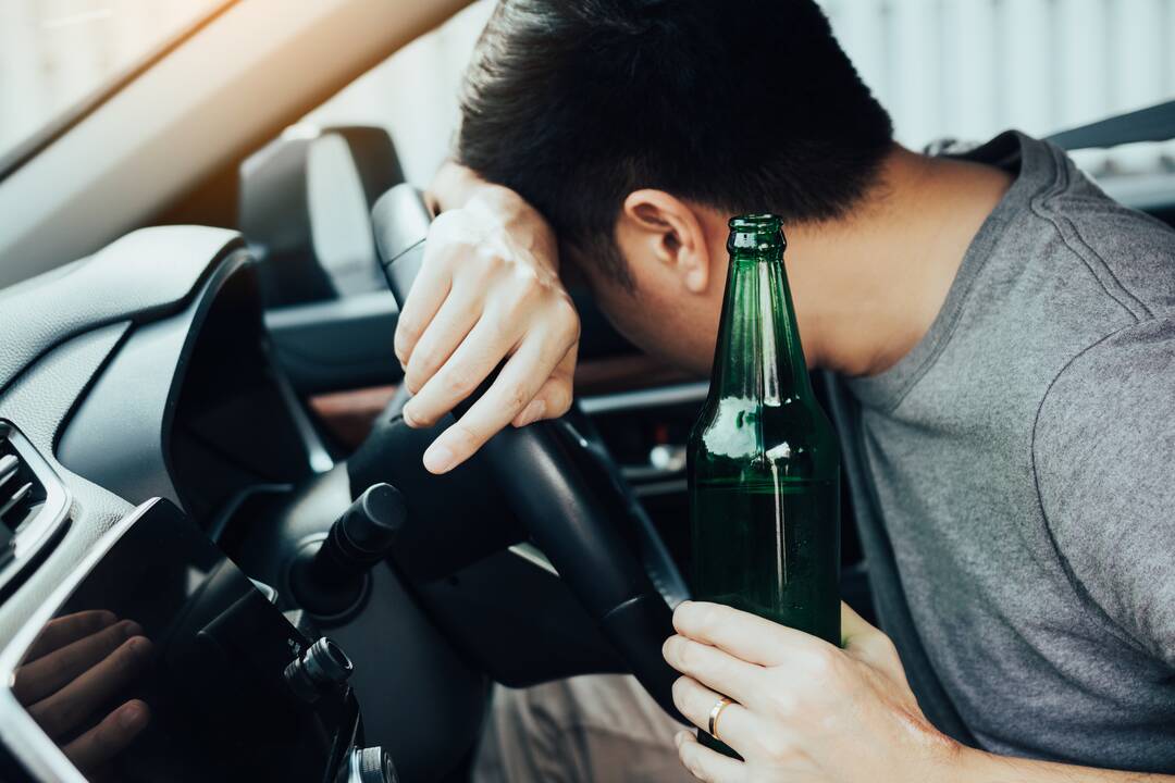 Vilniuje į gatvės apšvietimo stulpą atsitrenkė neblaivaus vairuotojo automobilis